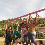 セブ島の山間の集落に住む子どもたちへ遊具施設を寄贈