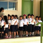 フィリピンの小学校。お昼休みは先生も教室で生徒とお弁当!