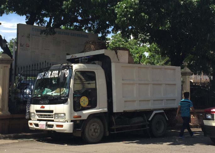 フィリピンのゴミ収集車