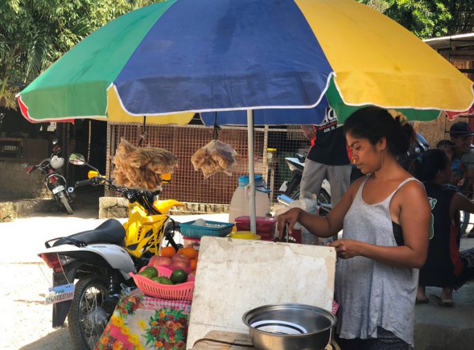 食べ物を販売する女性
